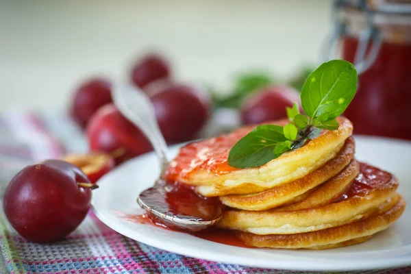 Pancakes with plum jam — Stock Photo, Image