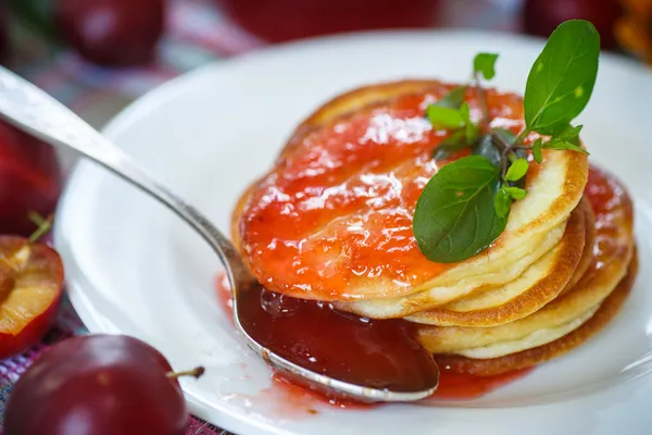 Tortitas con mermelada de ciruela — Foto de Stock