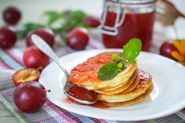 Pannekaker med plommesyltetøy – stockfoto