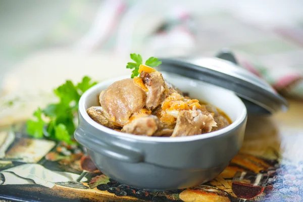 Chicken gizzards stewed with vegetables — Stock Photo, Image