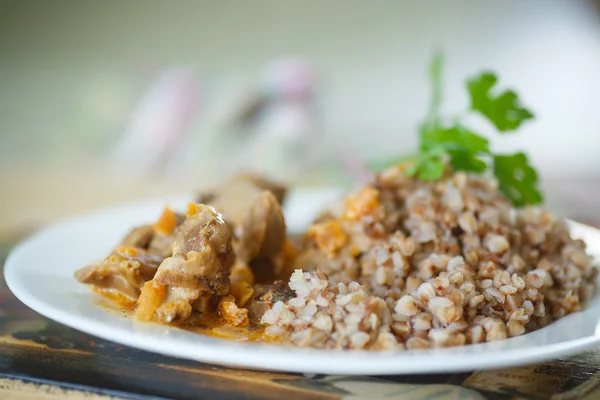 Trigo sarraceno cocido con mollejas de pollo guisadas —  Fotos de Stock