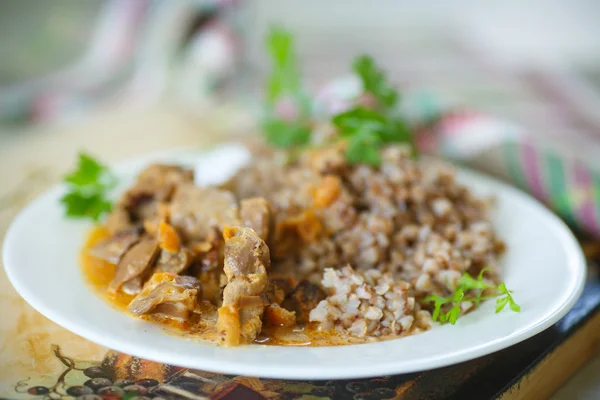 Buckwheat cooked with stewed chicken gizzards — Stock Photo, Image