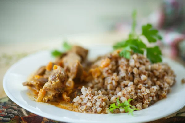 Buckwheat cooked with stewed chicken gizzards — Stock Photo, Image