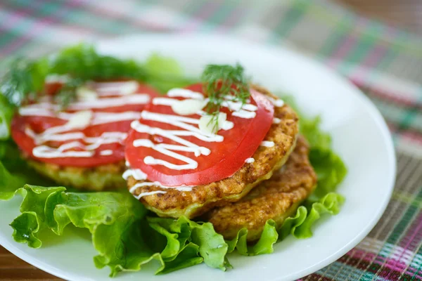 Buñuelos de calabacín con tomates —  Fotos de Stock