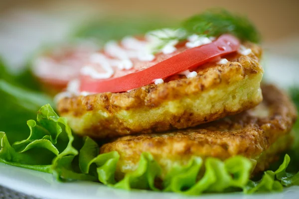 Frittelle di zucchine con pomodori — Foto Stock