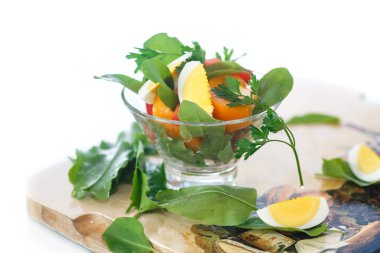 kuzukulağı salatası ve yumurta ile domates