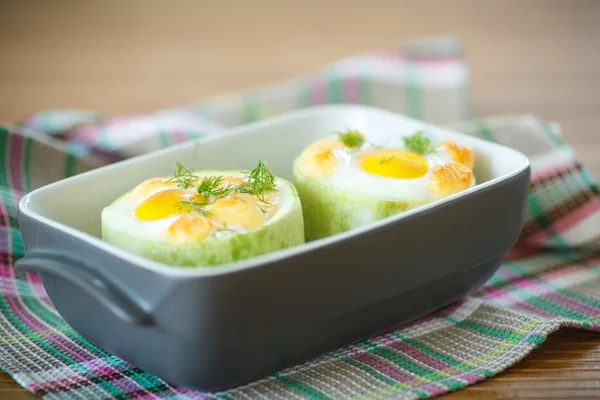 Zucchini i ugn med ägg och ost — Stockfoto