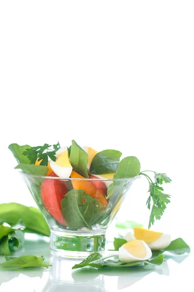 Ensalada de acedera y tomates con huevo —  Fotos de Stock