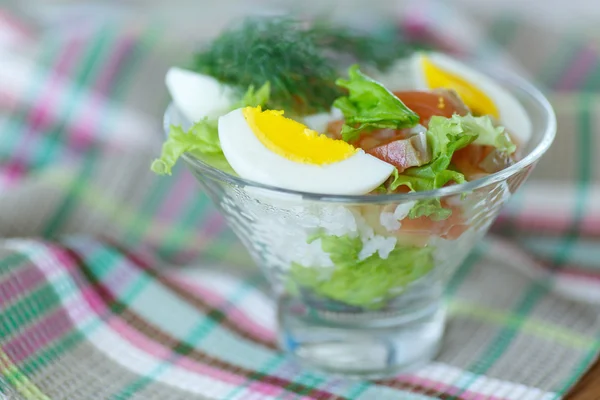 Салат з лососем і рисом з овочами — стокове фото