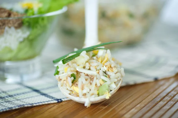 Insalata con riso e tonno — Foto Stock