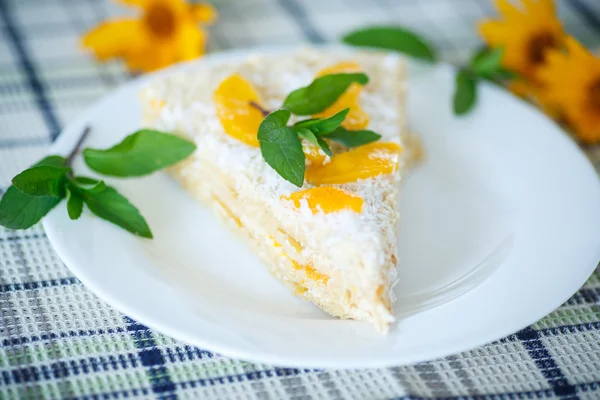Waffle cake with peaches and cream — Stock Photo, Image
