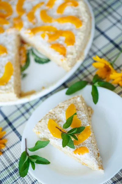 Waffelkuchen mit Pfirsichen und Sahne — Stockfoto