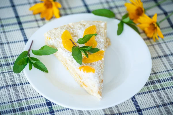 Waffelkuchen mit Pfirsichen und Sahne — Stockfoto