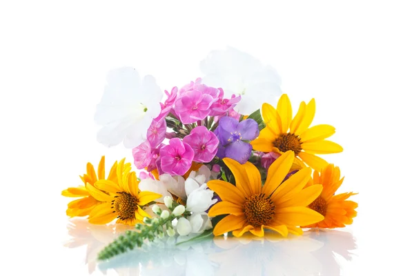 Blumenstrauß aus verschiedenen Blumen — Stockfoto