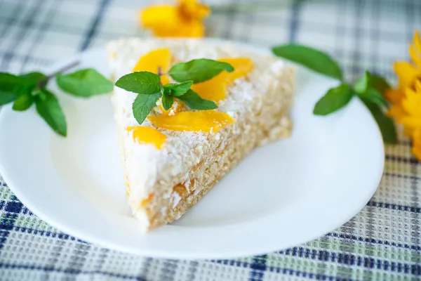 Вафельный торт с персиками и сливками — стоковое фото