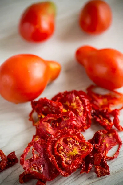 Garść Suszonych Pomidorów Świeżych Pomidorów Jasnym Stole — Zdjęcie stockowe