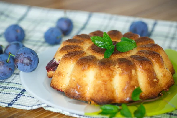 Pastel con ciruelas — Foto de Stock