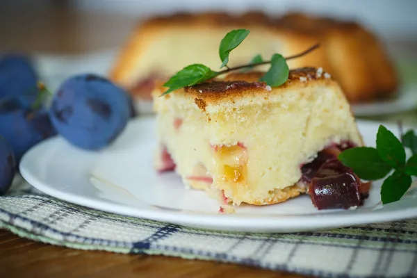 Kuchen mit Pflaumen — Stockfoto