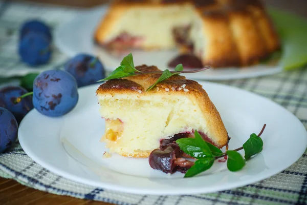 Cake with plums — Stock Photo, Image