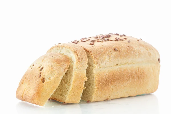 Färskt hembakat majs bröd med frön — Stockfoto