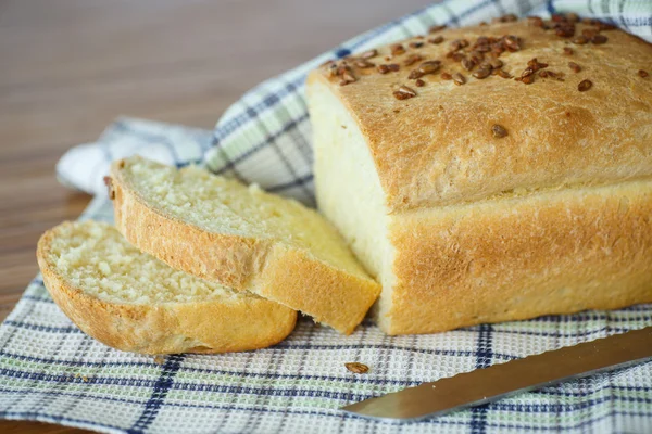 Färskt hembakat majs bröd med frön — Stockfoto