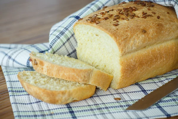 Φρέσκο σπιτικό ψωμί καλαμποκιού με σπόρους — Φωτογραφία Αρχείου