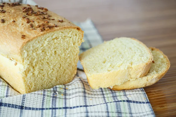 Pão de milho caseiro fresco com sementes — Fotografia de Stock