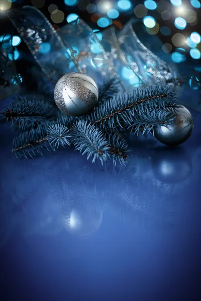 Bola de Natal com ramo de abeto — Fotografia de Stock
