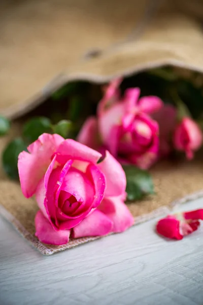 Pink beautiful summer roses on wooden table — Stock Photo, Image