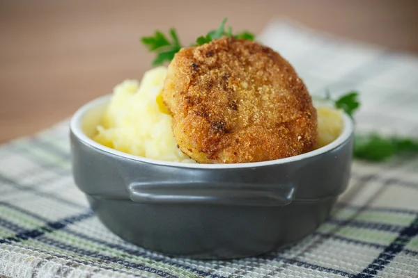 Puré de papas con chuleta frita — Foto de Stock