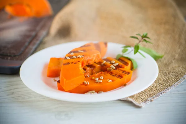 Zoet Gebakken Gegrilde Pompoen Met Zaden Een Bord Een Houten — Stockfoto