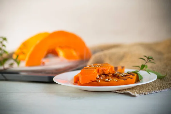 Abóbora Grelhada Assada Doce Com Sementes Uma Chapa Uma Mesa — Fotografia de Stock