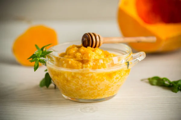 Papilla Calabaza Hervida Dulce Tazón Con Miel Una Mesa Madera —  Fotos de Stock