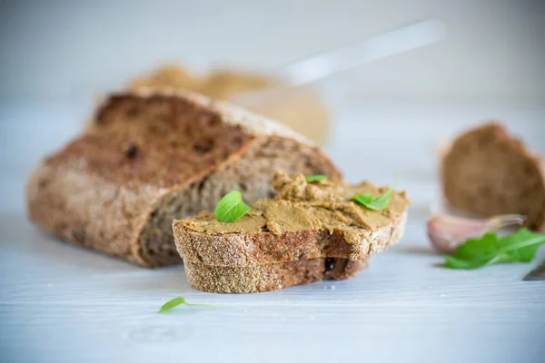 Kokt Hemlagad Lever Paté Med Bröd Ett Träbord — Stockfoto