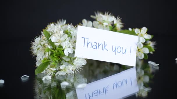 Teşekkür kartı ve çiçek açan bahar dalı. — Stok video