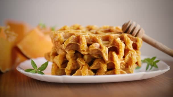Waffles de abóbora cozidos no forno doces com mel em uma chapa — Vídeo de Stock