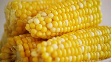 Bir tabak dolusu haşlanmış mısır.