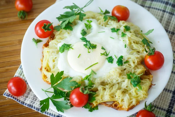 Egg baked in potatoes — Stock Photo, Image