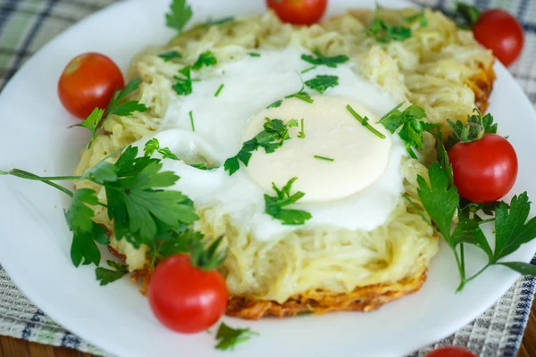 Egg baked in potatoes — Stock Photo, Image