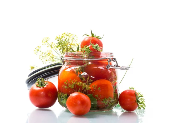 新鲜的天然西红柿 有调料准备保存 从白色背景分离出来 — 图库照片