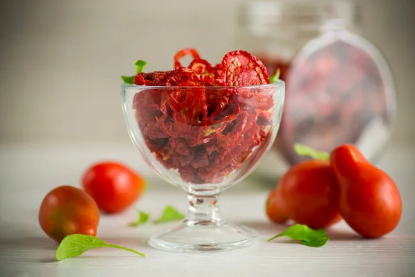 Eine Handvoll Getrocknete Tomaten Und Frische Tomaten Auf Einem Hellen — Stockfoto