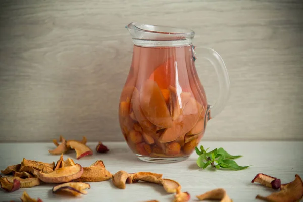 Süßes Kühles Kompott Gekocht Aus Verschiedenen Trockenfrüchten Einem Glasdekanter Auf — Stockfoto