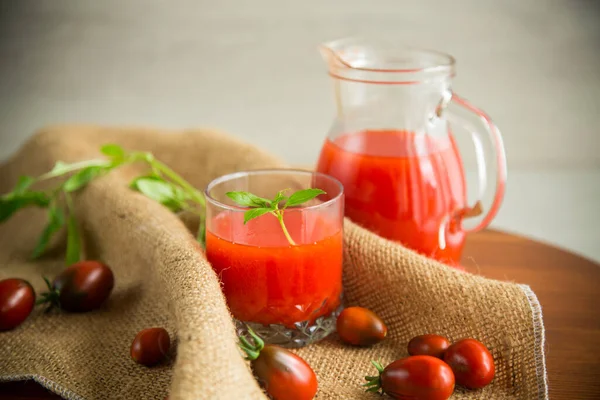 Hausgemachter Frisch Gepresster Tomatensaft Mit Fruchtfleisch Glasdekanter Auf Einem Holztisch — Stockfoto