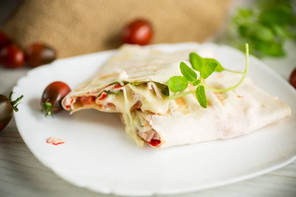 Rotolo Pita Forno Con Riempimento Piatto Tavolo Legno — Foto Stock