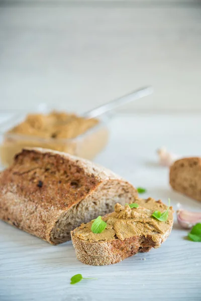 Gekochte Hausgemachte Leberpastete Mit Brot Auf Einem Holztisch — Stockfoto