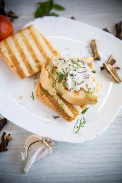 Smażony Tost Chlebowy Serem Posypanym Gotowanymi Grzybami Talerzu Drewnianym Stole — Zdjęcie stockowe