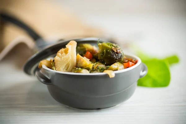 Fried Brussels Sprouts Cauliflower Other Vegetables Bowl Wooden Table — Stock Photo, Image