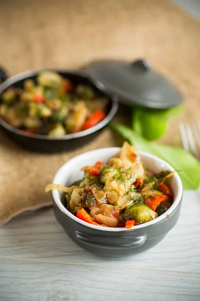 Fried Brussels Sprouts Cauliflower Other Vegetables Bowl Wooden Table — Stock Photo, Image