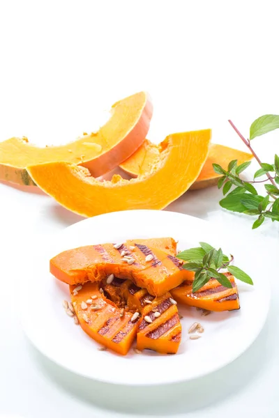 Zoet Gebakken Gegrilde Pompoen Met Zaden Een Plaat Geïsoleerd Witte — Stockfoto