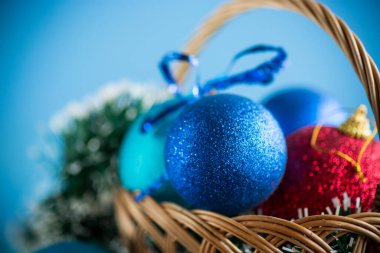 Noel arkaplanı. Soyut bir arkaplanda Yeni Yıl oyuncakları.